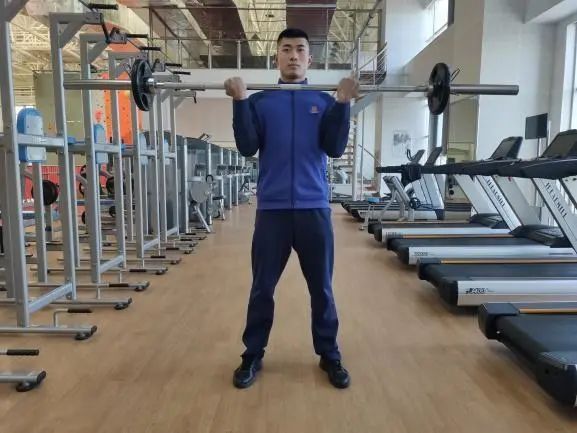 哑铃凳做仰卧起坐_哑铃仰卧提拉练哪里_做仰卧哑铃提拉在健身椅上吗