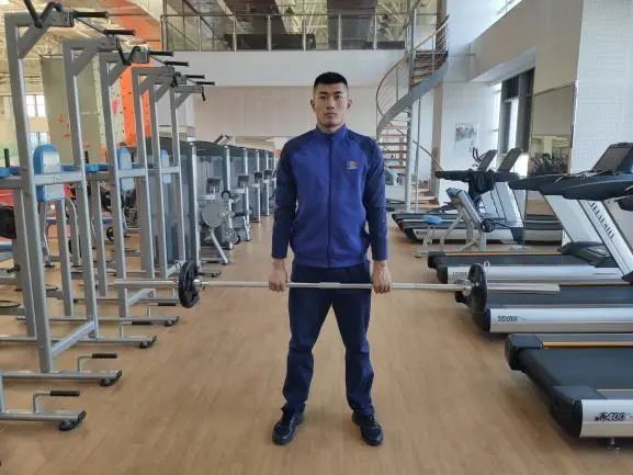 哑铃凳做仰卧起坐_做仰卧哑铃提拉在健身椅上吗_哑铃仰卧提拉练哪里