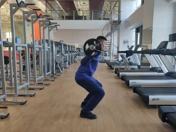 做仰卧哑铃提拉在健身椅上吗_哑铃仰卧提拉练哪里_哑铃凳做仰卧起坐
