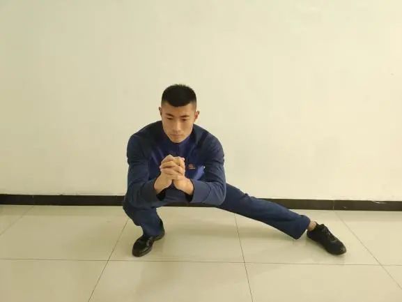 哑铃仰卧提拉练哪里_哑铃凳做仰卧起坐_做仰卧哑铃提拉在健身椅上吗