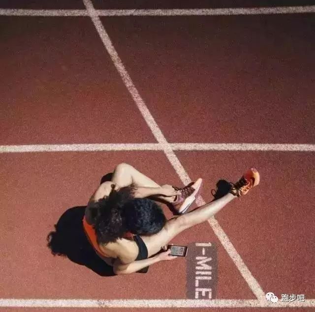 跑步运动后的拉伸运动视频_拉伸运动跑步动作图后怎么做_跑步运动后拉伸动作图