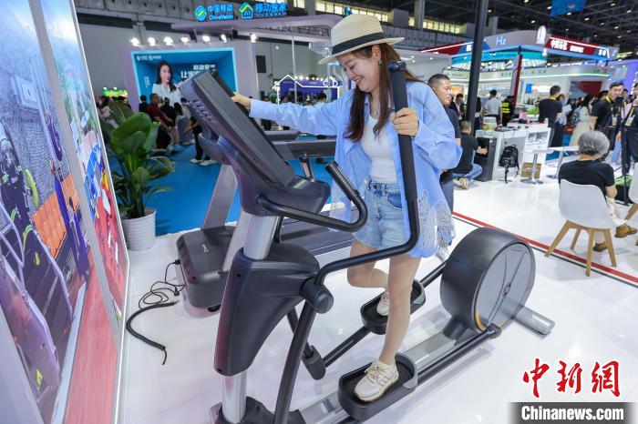 问鼎app官方下载 消博会探馆：“黑科技”点燃卡路里