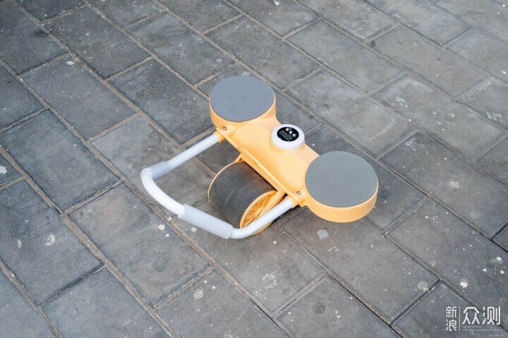 每天用这个健腹轮锻炼核心肌群,实现瘦肚目标_新浪众测