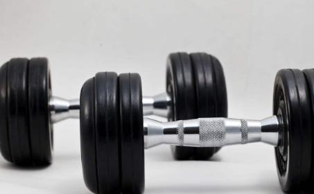 哑铃健身椅什么牌子好_哑铃塑造肌肉线条技巧_哑铃锻炼胸肌方法