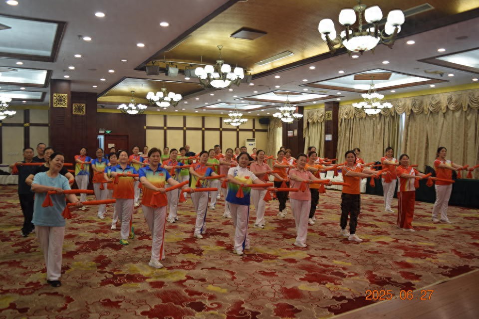 问鼎app官网下载安装 日照市老年体协成功举办2025年老年人中医健身棒操骨干培训班