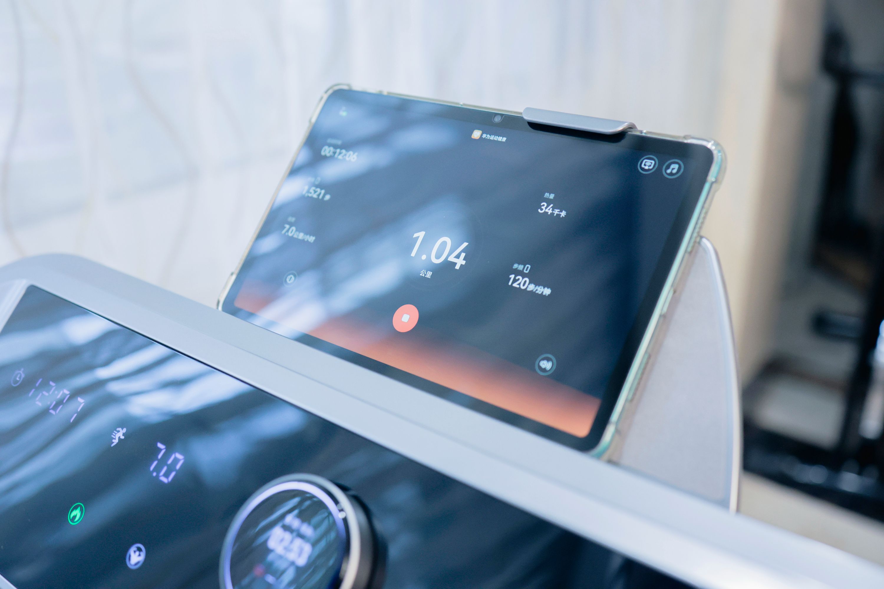 家用跑步机什么牌子的好_荣耀亲选磁悬浮减震跑步机免安装收纳设计_荣耀亲选磁悬浮减震跑步机品质做工分析