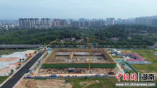 问鼎娱乐下载链接入口 湖南桃江战高温抢进度 重点项目建设“不减速”