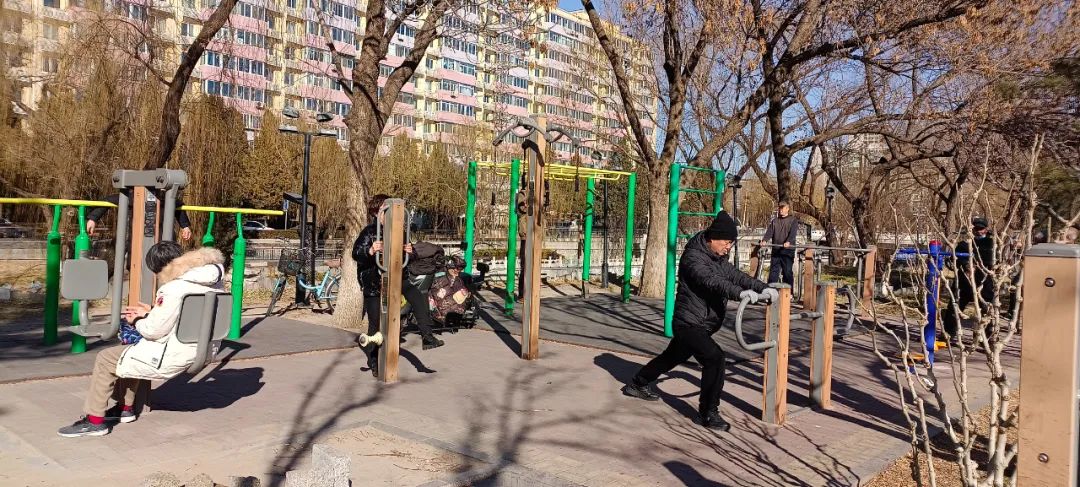 健身椅怎么用_小区健身器材使用方法_太空漫步机安全使用