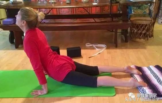上犬式瑜伽步骤_瑜伽健身椅图片_瑜伽上犬式练习方法