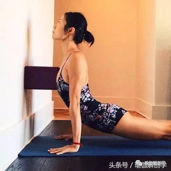 瑜伽上犬式练习方法_瑜伽健身椅图片_上犬式瑜伽步骤