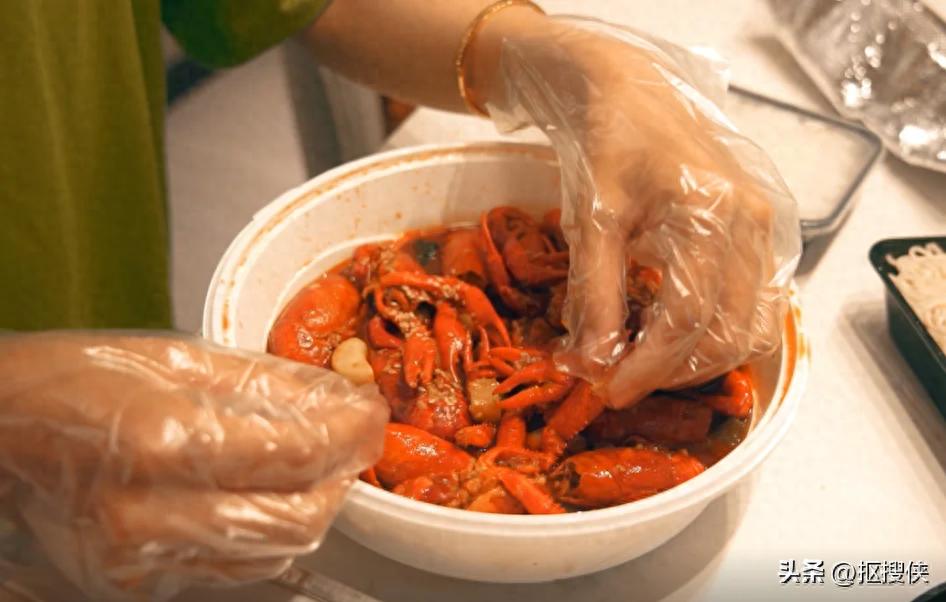 2025年正版资料免费最新版本 被年轻人的“一次性手套新用法”圈粉了！换个思路，秒变神器