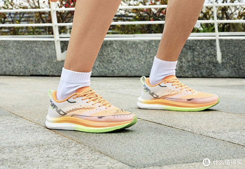 国产跑鞋300元性价比_网上买什么牌子跑步机好？_跑鞋300元配置特点
