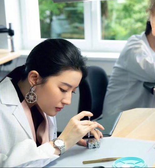 面部线条流畅_饱满额头_女人显老脸部特征苹果肌