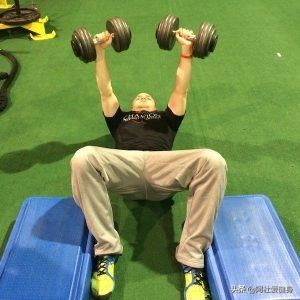 卧推肩膀疼痛缓解_地板哑铃卧推肩部训练_哑铃健身椅什么牌子好