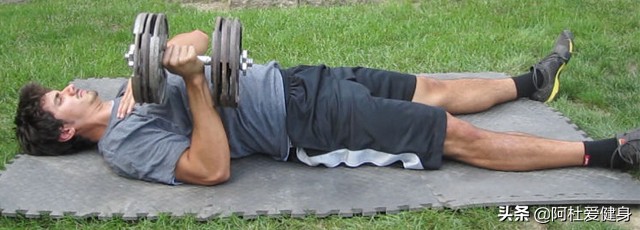卧推肩膀疼痛缓解_哑铃健身椅什么牌子好_地板哑铃卧推肩部训练