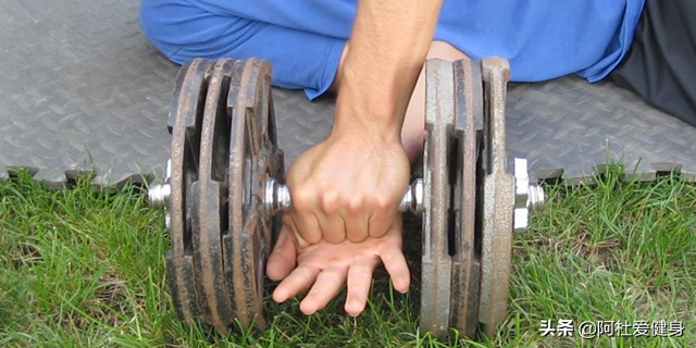 地板哑铃卧推肩部训练_哑铃健身椅什么牌子好_卧推肩膀疼痛缓解