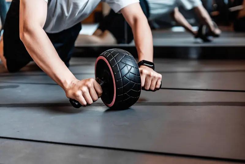 腹肌要练多久才有效果_健腹轮正确发力_健腹轮训练技巧